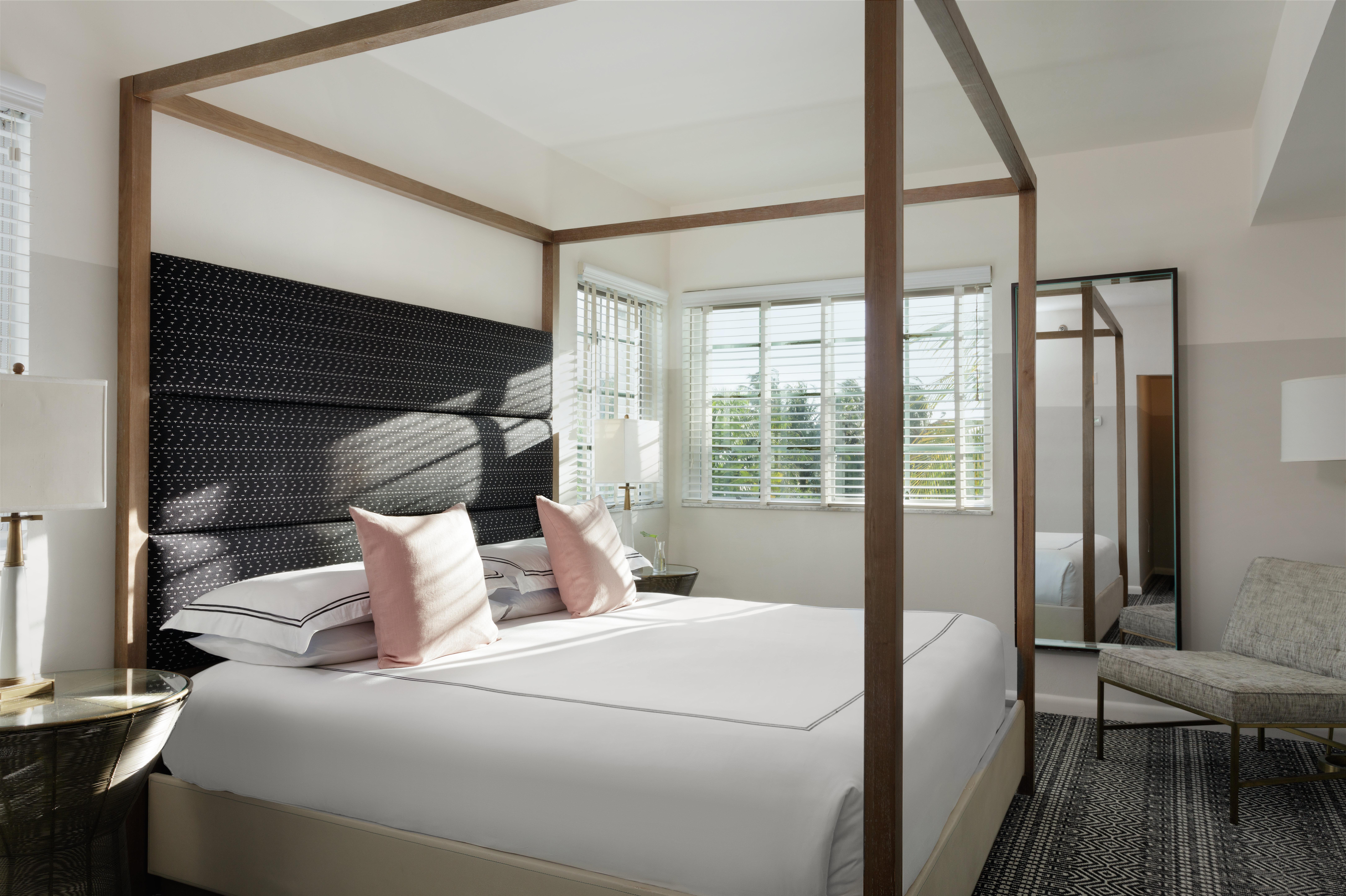 Kimpton Surfcomber Hotel By Ihg — Photos 1